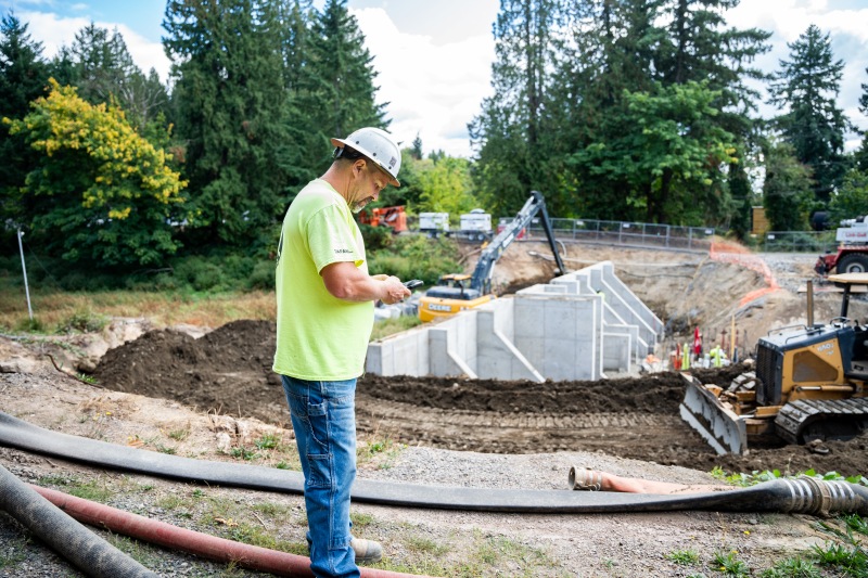 Foreman using tablet with AI to save time